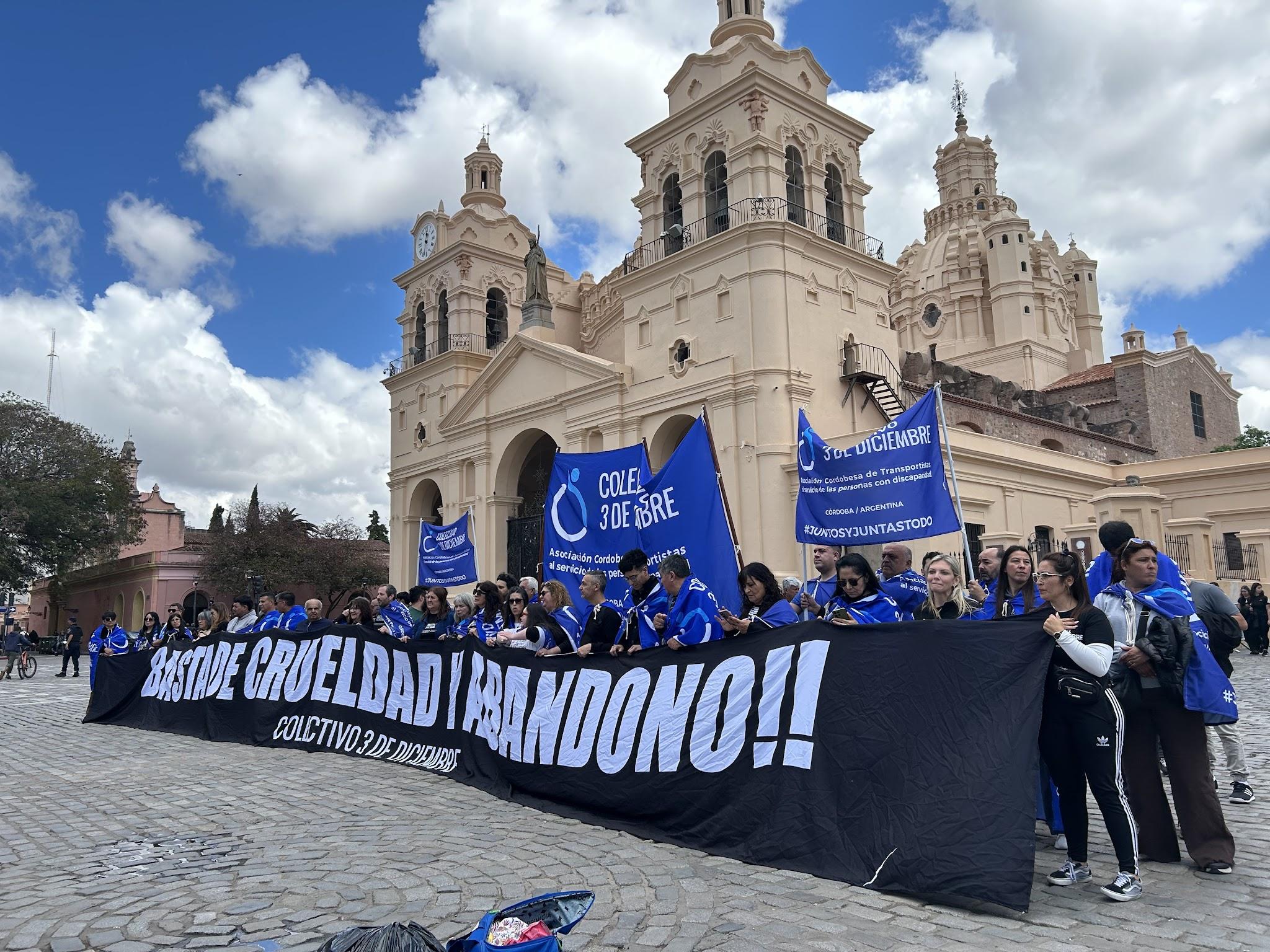 Flameante bandera Argentina de Plaza San Martín en la marcha