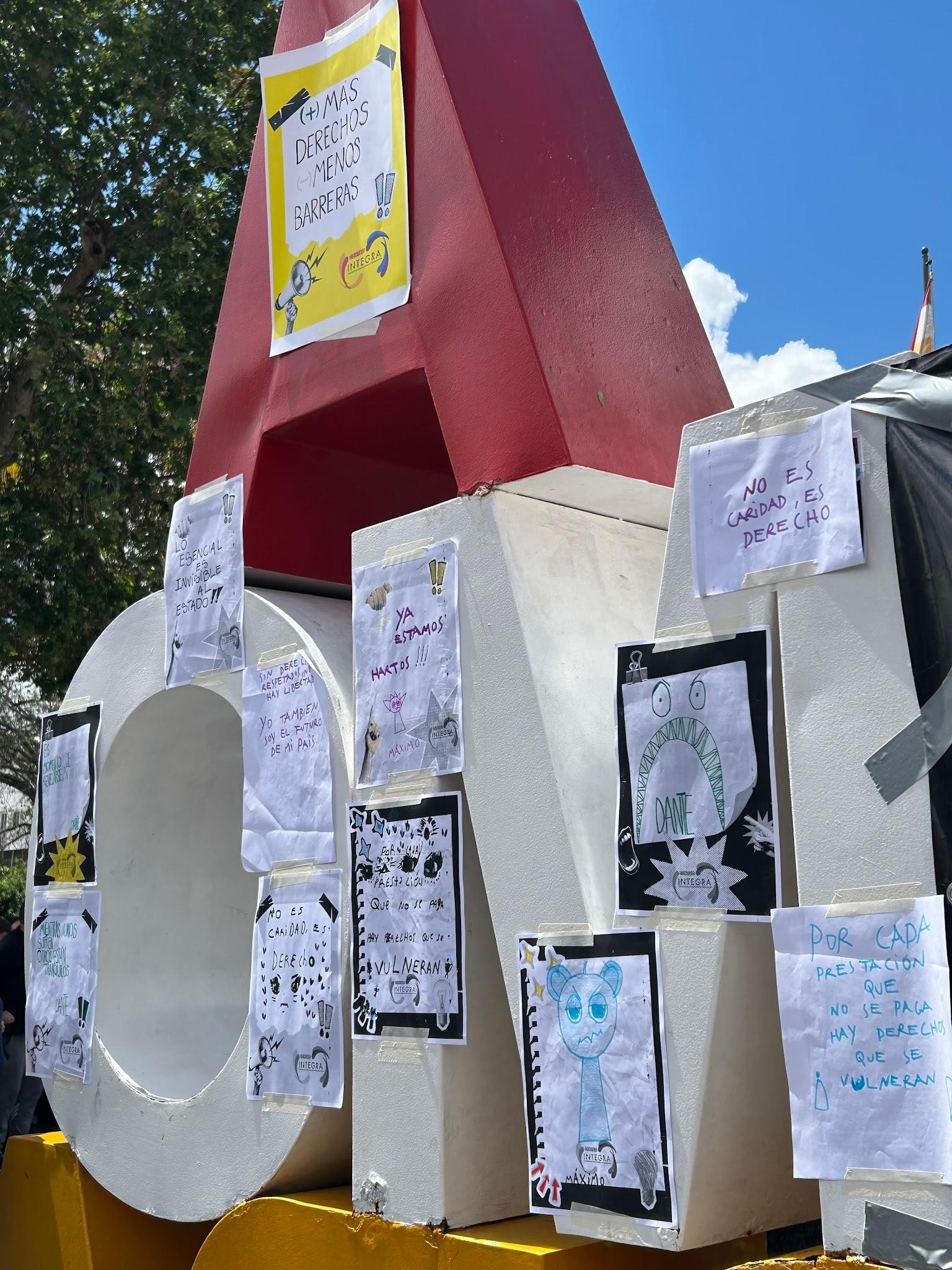 Pancarta Basta de Crueldad y Abandono