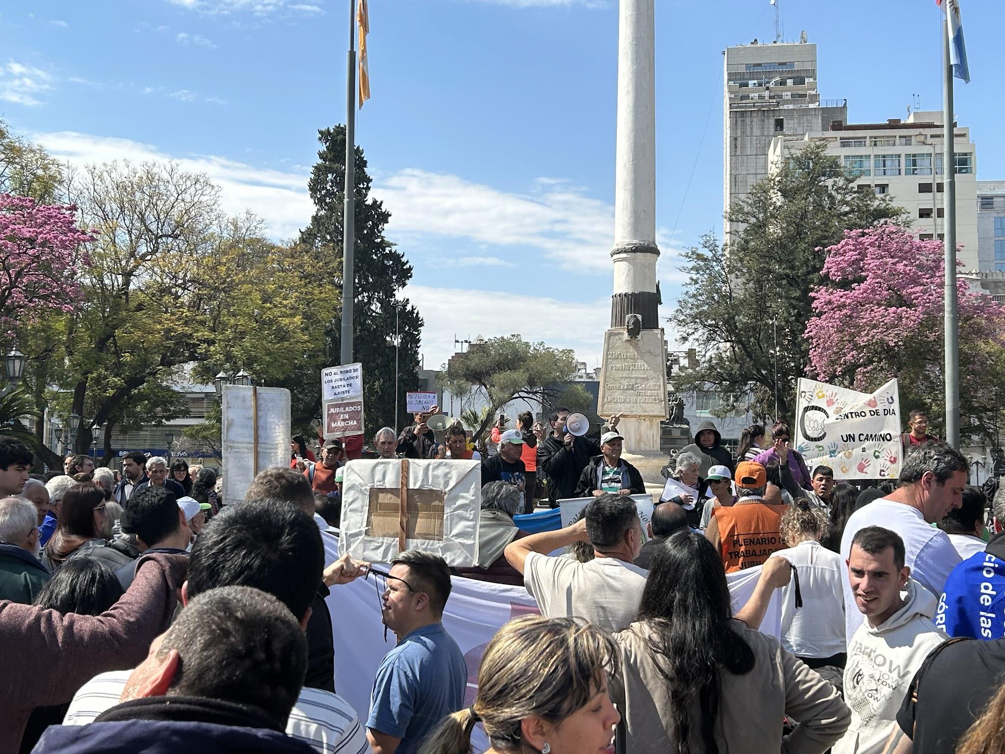 Movilización en Plaza San Martín por la prórroga de la Ley de Emergencia en Discapacidad